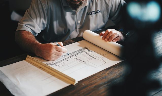 Architecte qui trace un plan à la règle et au crayon