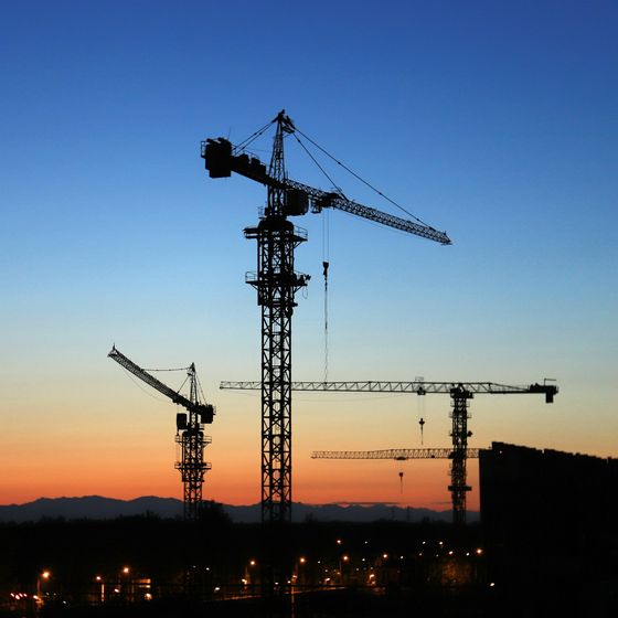 Grues de chantier au coucher du soleil