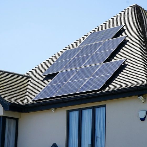 Maison équipée de panneaux solaires sur le toit